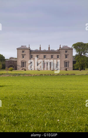 Cairness House, Fraserburgh, Aberdeenshire, Scozia. Esterno del grand house e ampi giardini. Foto Stock