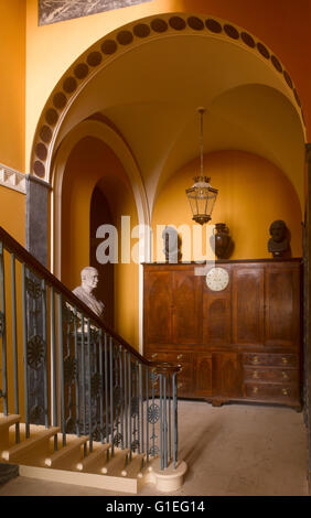 Cairness House, Fraserburgh, Aberdeenshire, Scozia. Vista parziale di scala. Grande armadio con busti in cima. Foto Stock