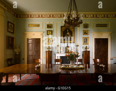 Cairness House, Fraserburgh, Aberdeenshire, Scozia. Lunga tavola di legno in camera con lampadario appeso sopra. Foto Stock