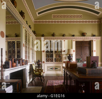 Cairness House, Fraserburgh, Aberdeenshire, Scozia. Vista di un ufficio con caminetto e scrivania di legno. Foto Stock