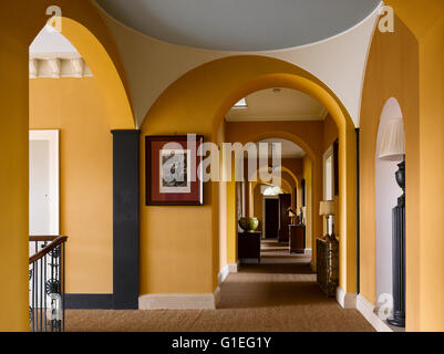 Cairness House, Fraserburgh, Aberdeenshire, Scozia. Vista del corridoio classica. Foto Stock