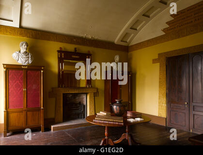 Cairness House, Fraserburgh, Aberdeenshire, Scozia. Camera con tavola rotonda e arredamento tradizionale. Pavimenti in legno e mobili di antiquariato. Foto Stock