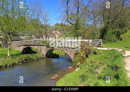 Viator il ponte sul fiume colomba nella Milldale, Dovedale, Parco Nazionale di Peak District, Staffordshire, Inghilterra, Regno Unito. Foto Stock