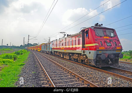 Il WAP-4 classe 5000 cavalli locomotiva elettrica delle ferrovie indiane alaggio Double Decker treno Express, rurale Bengala Occidentale, India Foto Stock