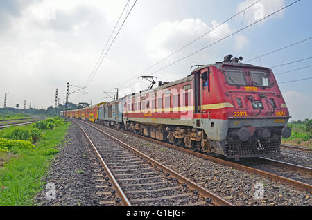 Il WAP-4 classe 5000 cavalli locomotiva elettrica delle ferrovie indiane alaggio Double Decker treno Express, rurale Bengala Occidentale, India Foto Stock