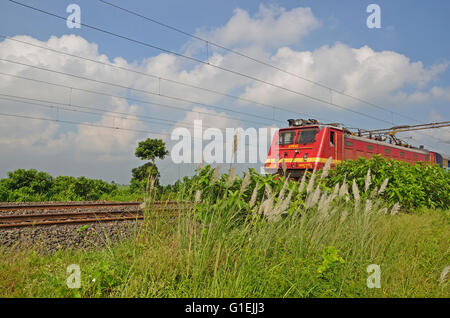 Il WAP-4 classe 5000 cavalli locomotiva elettrica delle ferrovie indiane alaggio Double Decker treno Express, rurale Bengala Occidentale, India Foto Stock