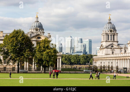 Vista degli edifici monumentali di Canary Wharf e il Royal Naval College di Londra Foto Stock