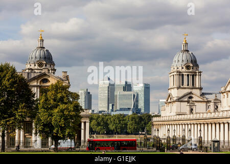 Vista degli edifici monumentali di Canary Wharf e il Royal Naval College di Londra Foto Stock