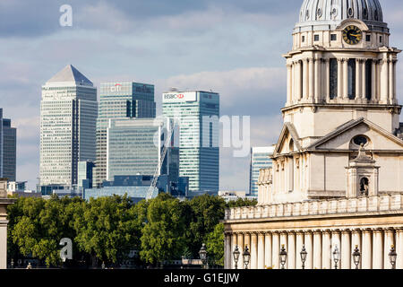 Vista degli edifici monumentali di Canary Wharf e il Royal Naval College di Londra Foto Stock