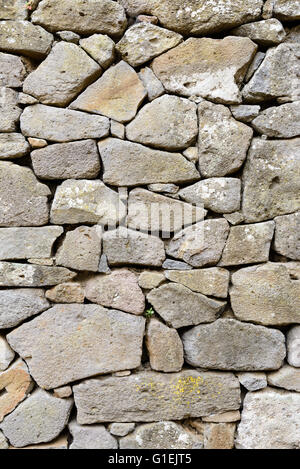 Antico muro di pietre costruita con blocchi di trachite e tufo.Texture. Foto Stock