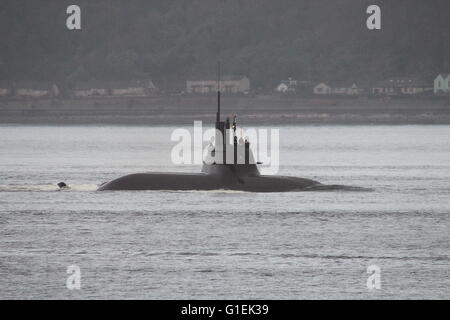 FGS U34 (S184), un tipo 212un sommergibile di attacco della marina tedesca, passa Gourock sul suo arrivo per esercitare congiuntamente il guerriero 16-1. Foto Stock