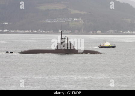 FGS U34 (S184), un tipo 212un sommergibile di attacco della marina tedesca, passa Gourock sul suo arrivo per esercitare congiuntamente il guerriero 16-1. Foto Stock