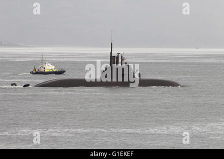 FGS U34 (S184), un tipo 212un sommergibile di attacco della marina tedesca, passa Gourock sul suo arrivo per esercitare congiuntamente il guerriero 16-1. Foto Stock