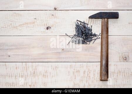 Carpenter strumenti - martello e chiodi in legno. Spazio sul lato sinistro Foto Stock