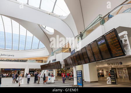 Partenze e arrivi tavole a Grand Central, New Street Station di Birmingham, Inghilterra, Regno Unito Foto Stock