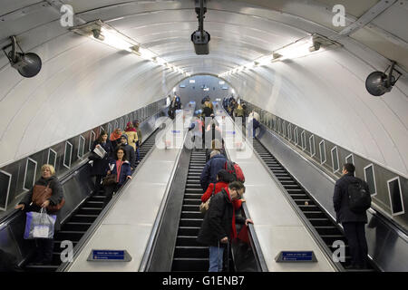 Pendolari che viaggiano fino alla scala mobile nel tubo di Holborn station di Londra, Regno Unito Foto Stock