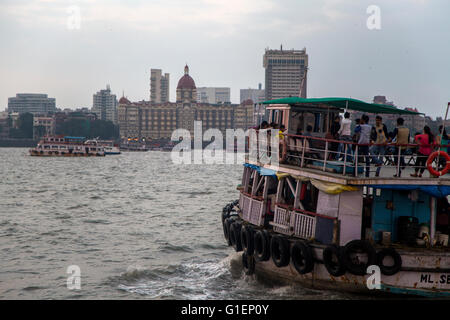 MUMBAI, India - 11 ottobre 2015: barca davanti al Taj Mahal Palace Hotel. Questo hotel a 5 stelle è considerato il fiore all' occhiello prop Foto Stock