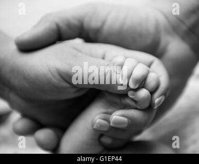 Padre, madre e bambino le mani Foto Stock