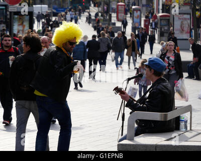 Liverpool Regno Unito 5 maggio 2016 Viilarreal ventole in Liverpool City Centre Foto Stock