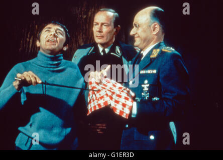 Hogan's Heroes, aka: ein voller Käfig Helden, aka: Stacheldraht und Fersengeld, Fernsehserie, STATI UNITI D'AMERICA 1965 - 1971, Szenenfoto, Darsteller: Werner Klemperer (rechts) Foto Stock