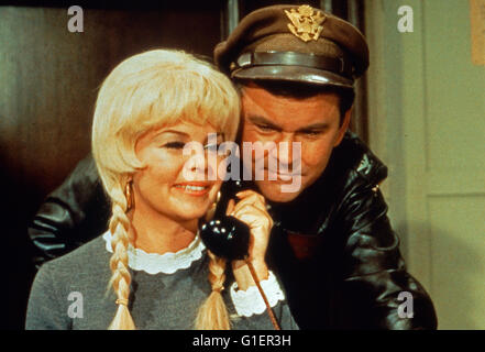 Hogan's Heroes, aka: ein voller Käfig Helden, aka: Stacheldraht und Fersengeld, Fernsehserie, STATI UNITI D'AMERICA 1965 - 1971, Szenenfoto, Darsteller: Sigrid Valdis, Bob gru Foto Stock