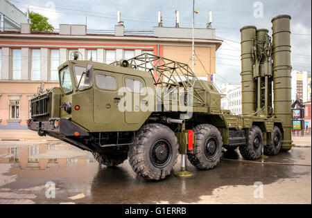 La S-300 è un russo anti-missile balistico sistema presso la piazza centrale Foto Stock