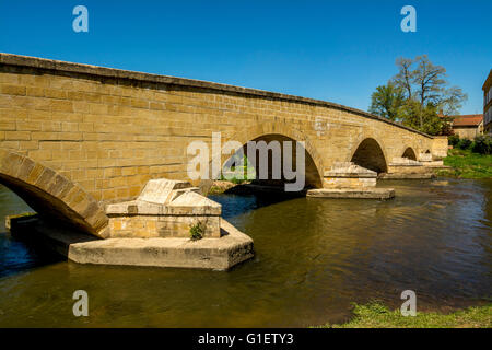 Il vecchio ponte di Charlieu village. Loire. Auvergne-Rhône-Alpes. Francia Foto Stock