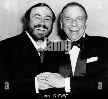 Der amerikanische Sänger, Schauspieler und Entertainer Frank Sinatra (rechts) mit Luciano Pavarotti, 1980er Jahre. Cantante americana, attore e animatore Frank Sinatra (destra) italiana con la cantante lirica Luciano Pavarotti, degli anni ottanta. Foto Stock