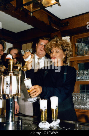Die amerikanische Sängerin und Schauspielerin Tina Turner und Brauereibesitzer Albert Cramer, 1990er Jahre. Cantante ed attrice Tina Turner con la fabbrica di birra proprietario Albert Cramer, 1990s Foto Stock