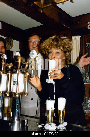 Die amerikanische Sängerin und Schauspielerin Tina Turner und Brauereibesitzer Albert Cramer, 1990er Jahre. Cantante ed attrice Tina Turner con la fabbrica di birra proprietario Albert Cramer, 1990s Foto Stock