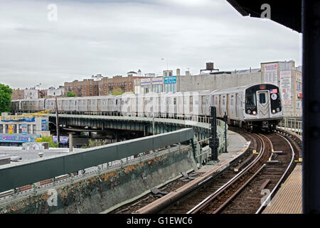 Il Q alla metropolitana tirando nella spiaggia di Brighton elevata la stazione della metropolitana di Brooklyn, New York. Foto Stock