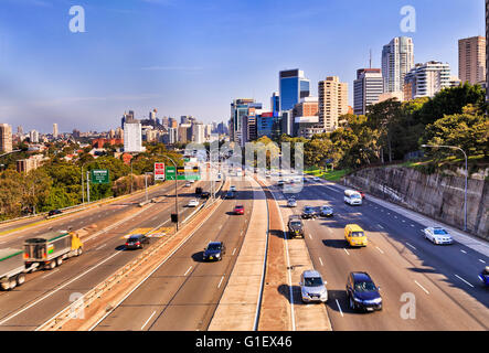 Superstrada Warringah infinite corsie andando attraverso North Sydney da Sydney CBD, Bridge e moderni grattacieli. Vetture sfocata in entrambe Foto Stock