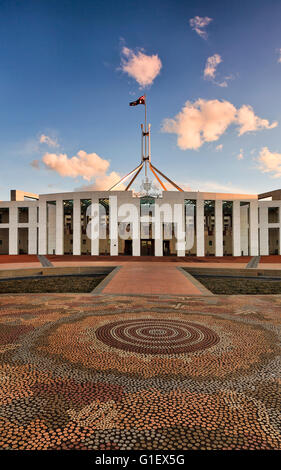Facaade di nuovi agenti casa del parlamento di Australia a Canberra. L'immagine verticale dal piazzale antistante mosaico alla bandiera federale sul polo Foto Stock