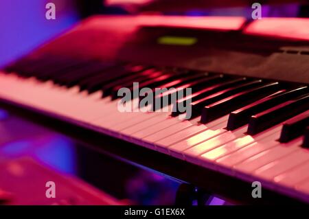 Tastiera di pianoforte in concerto riempito con la luce Foto Stock