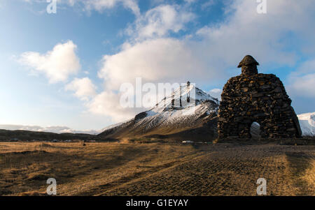 Statua di Arnarstapi con mountain Stapafell in background ad ovest dell'Islanda Foto Stock