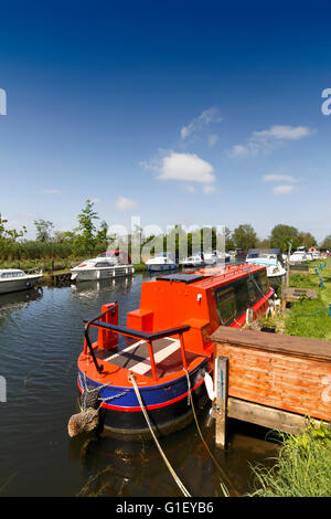 Papermill lock è una famosa e bellissima località turistica, a metà Essex, e ideale per una giornata in campagna. Foto Stock