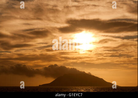 Alba sul vulcano attivo Whakaari Isola Bianca Nuova Zelanda Foto Stock