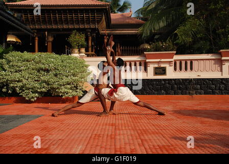 Kalaripaittu - antica arte marziale del Kerala, India pensato per essere il precursore di arti marziali del lontano oriente. Foto Stock