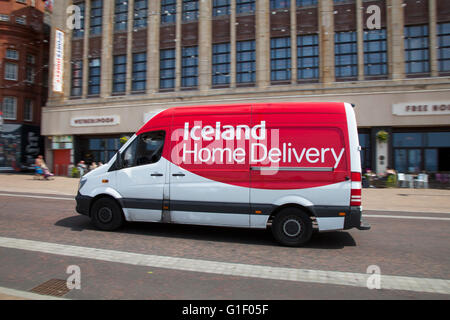 Iceland Home Delivery van, on-line ordina camion alimentare in movimento lungo il lungomare di Blackpool, Lancashire, Regno Unito. Foto Stock