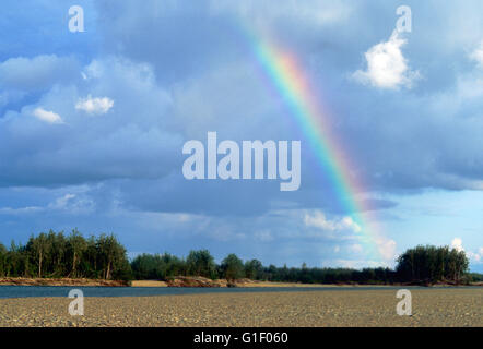 Rainbow oltre il Fiume Belaya; Siberia; Chukchi Peninsula; Magadan regione; la Federazione russa Foto Stock