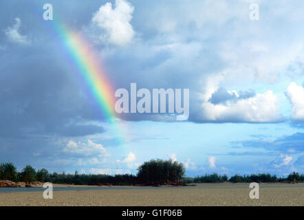 Rainbow oltre il Fiume Belaya; Siberia; Chukchi Peninsula; Magadan regione; la Federazione russa Foto Stock