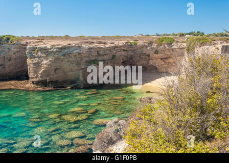 Scogliera di roccia e mare trasparente nella riserva naturale del Plemmirio, nei pressi di Siracusa Foto Stock