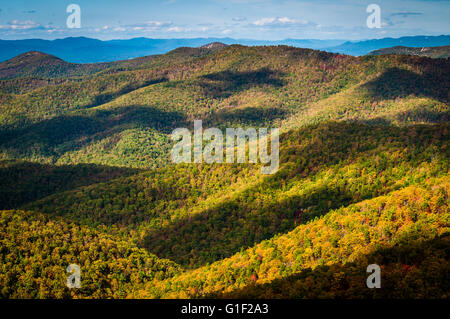 Il Cloud ombre sul Blue Ridge, visto da Blackrock vertice, lungo l'Appalachian Trail nel Parco Nazionale di Shenandoah, Virginia. Foto Stock