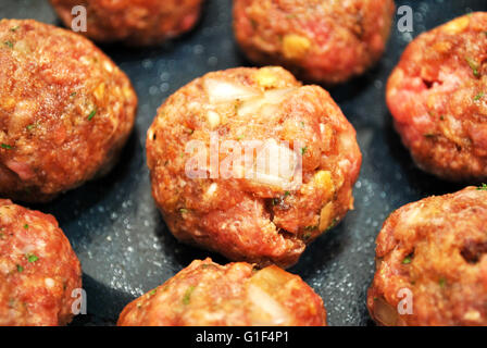 Molte materie le polpette di carne pronto per essere cotto al forno Foto Stock