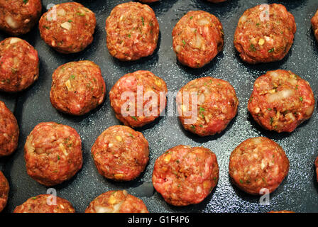 Molte materie le polpette di carne pronto per essere cotto al forno Foto Stock