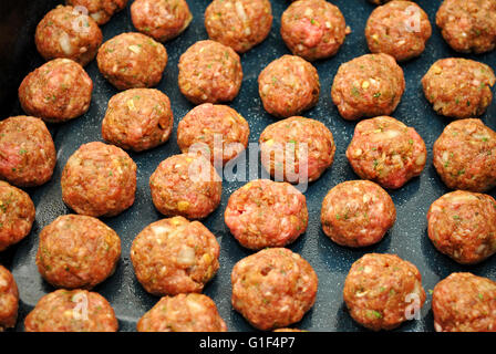 Molte materie le polpette di carne pronto per essere cotto al forno Foto Stock