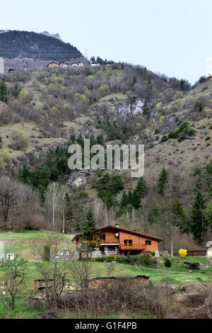 Stile alpino case sul pendio di montagna periferia villaggio di Vallette nella Valle Tarentaise a sud-est della Francia. Foto Stock