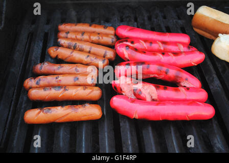 La grigliatura estate hotdog sul grill caldo Foto Stock