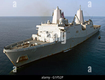 U.S Navy San Antonio-classe di trasporto anfibio dock nave USS New Orleans durante le operazioni contro lo Stato islamico Maggio 10, 2016 nel Golfo di Aden. Foto Stock