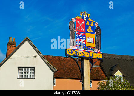 Illustrato segno per il villaggio di monaci Eleigh, Suffolk, Inghilterra, Regno Unito Foto Stock